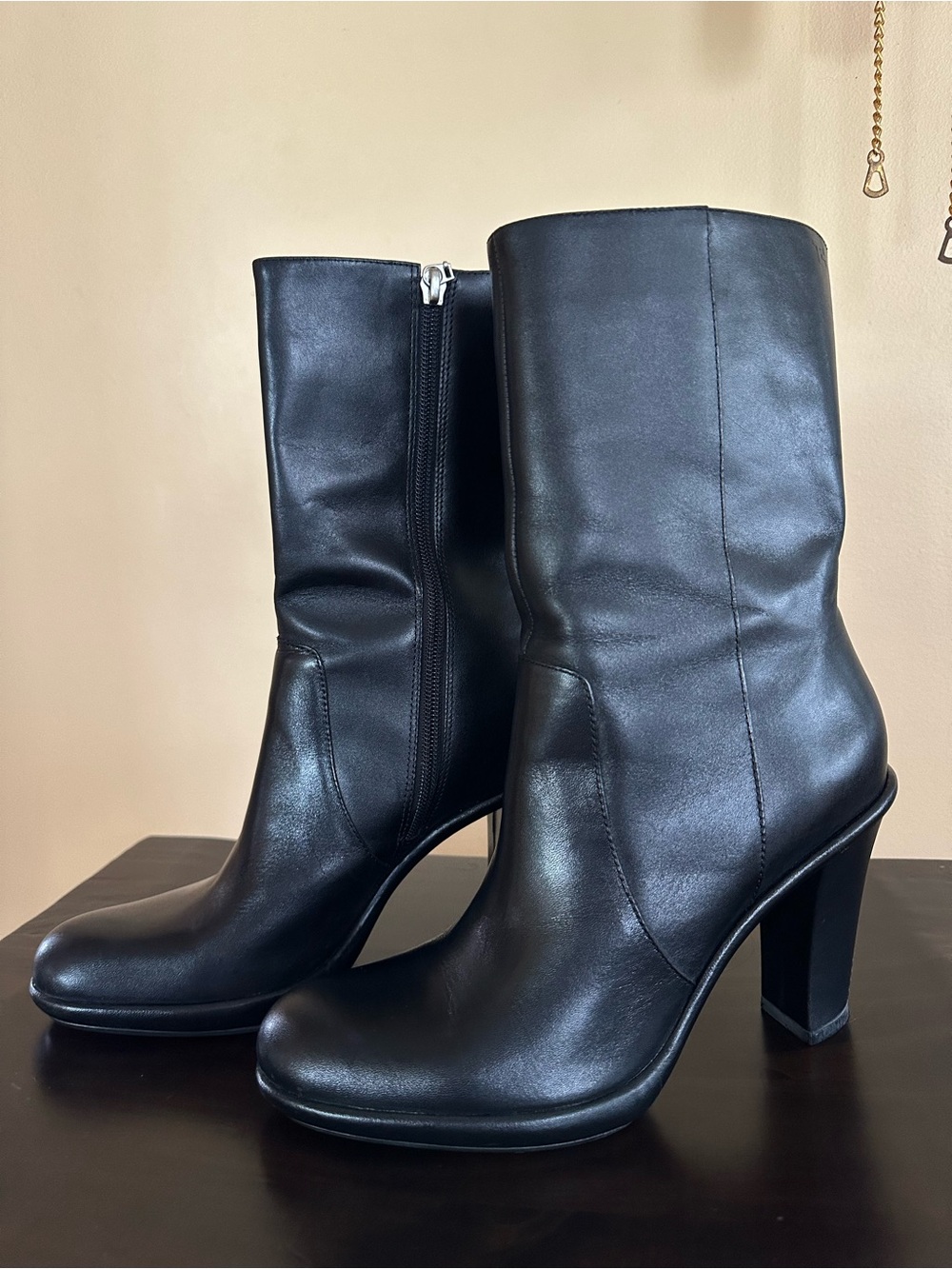 Tommy Hilfiger Women’s Black Leather Zip Boots Red Lining Size 7.5 Classy Luxury